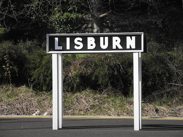 pályaudvar, jel, Lisburn, Észak-Írország, fekete, fehér, fa
