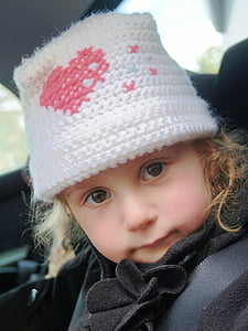 Cô bé, rất ít, đôi mắt nâu, long trọng, Hat, trái tim, Crochet