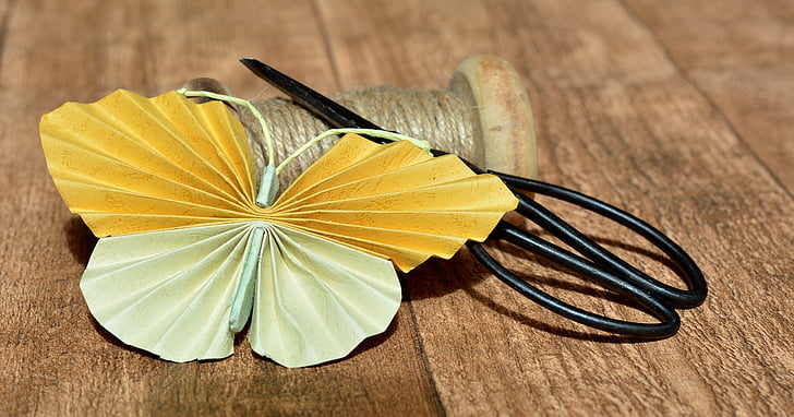carretel de madeira, bobina, fios, borboleta, borboleta de papel, tesoura, antiga tesoura