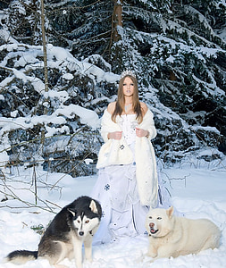 hivers, chien, neige, femme, robe, modèle, robe blanche