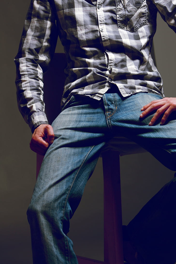 mannen, mode, skjorta, rutig, jeans, knäböj, sitter