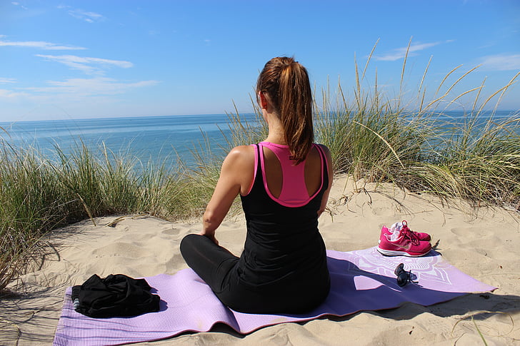 Meditācija, joga, sieviete, meitene, smilts, pludmale, uzdevums