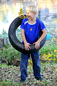 menino, jogando, feliz, a sorrir, balançando, balanço de pneu, criança