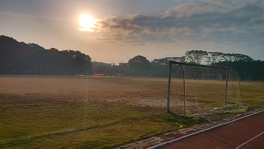 Lekplats, atletisk spår, soluppgång