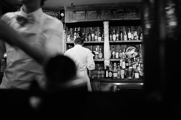 alcol, bar, barkeeper, barman, in bianco e nero, bottiglie, bevande