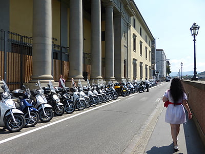 Italia, Florenţa, străzi, scutere terasament