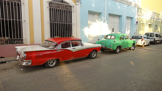 Oldtimer, žalia, raudona, Kuba, Havana