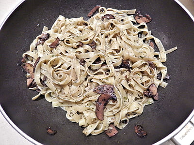 tagliatelle, funghi, prezzemolo, pasta, aglio, olio d'oliva