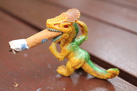 drac, bóta de cigarreta, joguina, plàstic, enfadat, fumar, dents