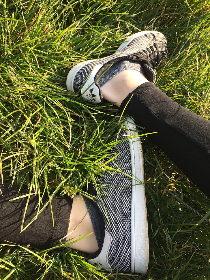 Gamta, sportiniai bateliai, Stan Smitas, Adidas, batai, kojos, žolės