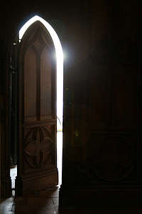 drzwi kościoła, odbicie, światło