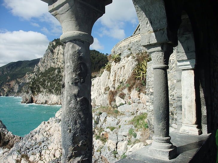 arkadna igra s pogledom na obali, skalnati obali skozi arkade, Cinque terre