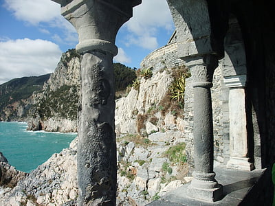 аркада, с видом на побережье, скалистый берег через аркады, Чинкве Терре