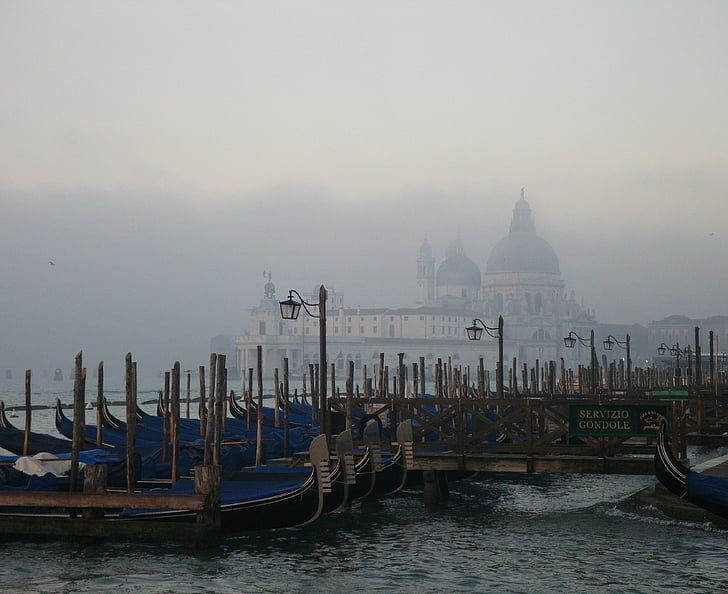 Wenecja, mgła, gondole, rano, Wenecja - Włochy, gondola, kanał