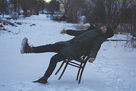 chico, hombre, invierno, nieve, silla, botas, chaqueta
