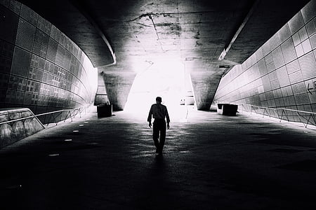 siva, Skala, Foto, čovjek, hodanje, tunel, crno i bijelo
