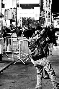 homme, en tenant, photo, rue, niveaux de gris, photographie, NYC