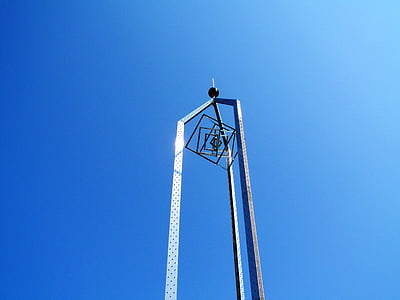 Monumento, ciudad de Mohács, cielo azul de Hungría, trabajos del metal