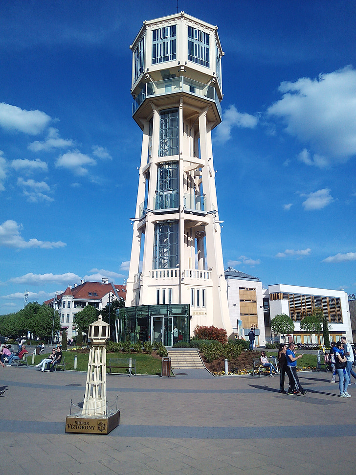vodeni toranj, glavni trg u siofok, ljeto