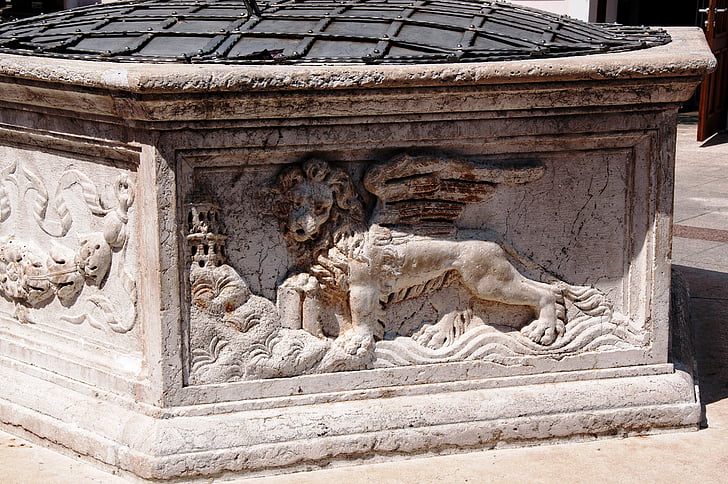 Lev z Benátek, Chorvatsko, Istrie, srpen, Borgo, Pozzo