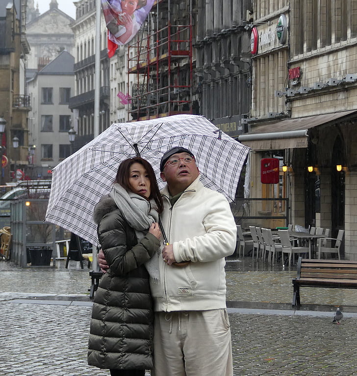 coppia di torsione, felice, rilassarsi, pioggia, ombrello, insieme, intervista