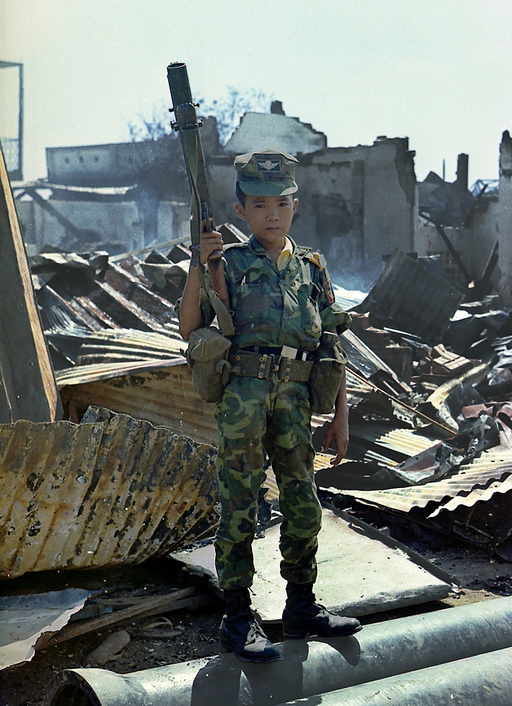 malé dieťa, smutný, vojak, vojna, Vietnam, 1968, Vietnamské dieťa