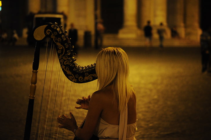 kvinna, bär, grimma, rem, topp, spela, harpa