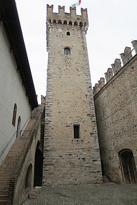 Garda, Sirmione, lâu đài