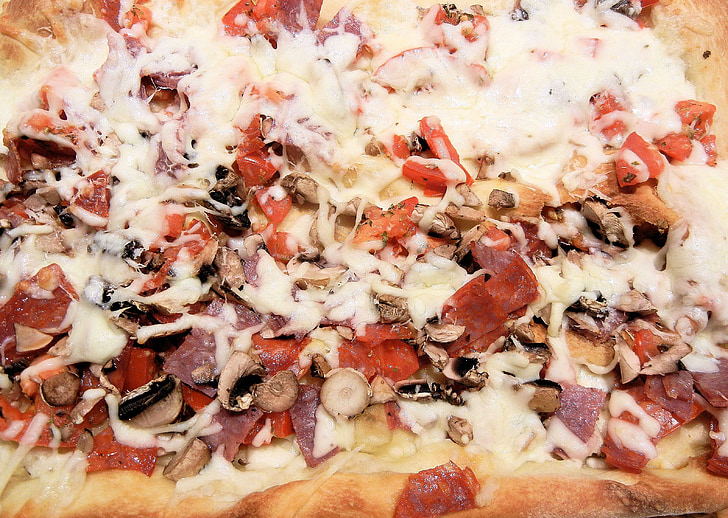 Pizza, svampe, salami, ansjoser, tomater, ost
