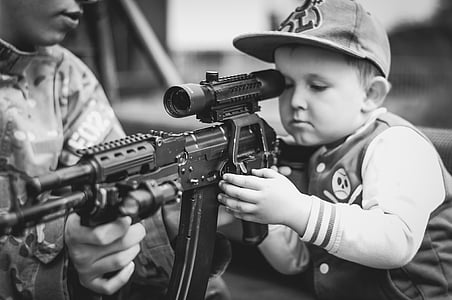 fiú, gyermek, portré, katonai, fegyver, puska, lő