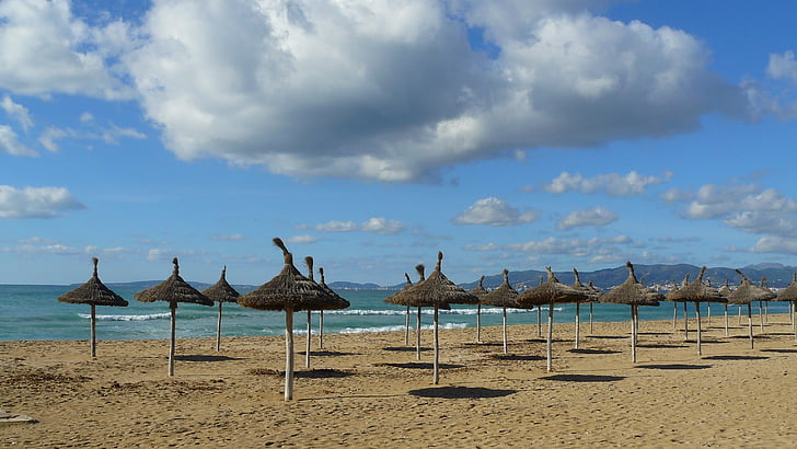 paplūdimys, smėlio paplūdimys, jūra, pakrantė, skėčiai nuo saulės, atostogų, Maljorka