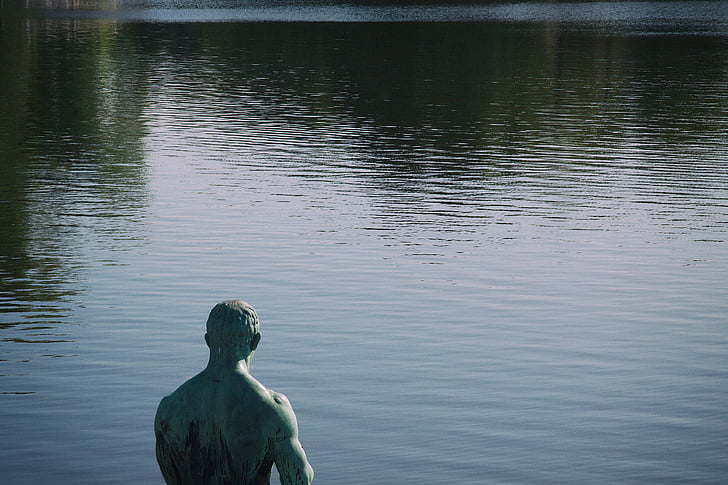Grejs, vīrietis, statuja, netālu no, organizācija, ūdens, māksla