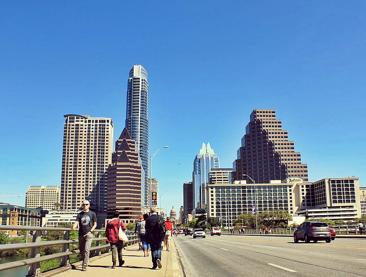 Skyline, utca-és városrészlet, felhőkarcoló, híd, az emberek, gyaloglás, Austin