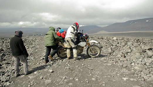 Island, motocikl, uzajamna pomoć, solidarnosti, avantura