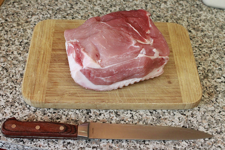 geroosterd varkensvlees, Fry korsten, vlees, RAW, stukje vlees, voedsel, houten plank