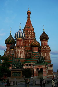 Catedrala Sf. vasile, ornat, decorative, roşu şi alb, cupole colorate, turnuri, cupole