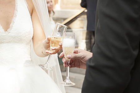 lanzamiento de Champagne, Champagne, novia, novio, sección media, mano humana, boda