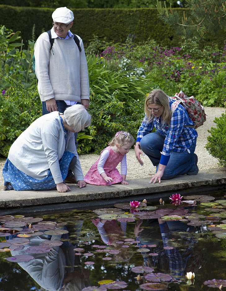 estanque de Lilly, niña en vestido rosa, madre y sus abuelos, reflexiones, personas, al aire libre, familia