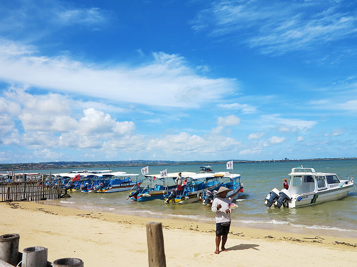 Strand, Speed-Boot, Bali, blauer Himmel und weiße Wolken
