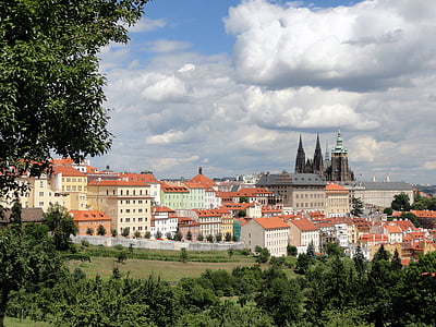 Prague, cidade, edifícios, arquitetura, céu, nuvens, árvores