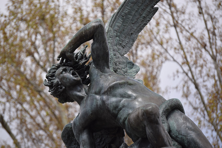 engel, Lucifer, met afschuw vervuld, Fallen angel, standbeeld, Madrid, beeldhouwkunst