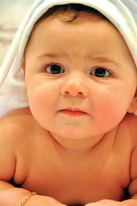 Bebe, nen, nadó, després del bany, somriure, feliç, valent