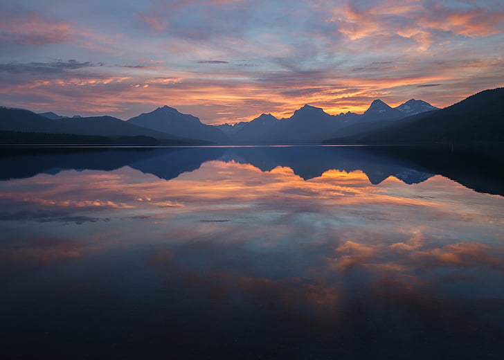 Západ slunce, jezero, hory, reflexe, obloha, barevné, krajina
