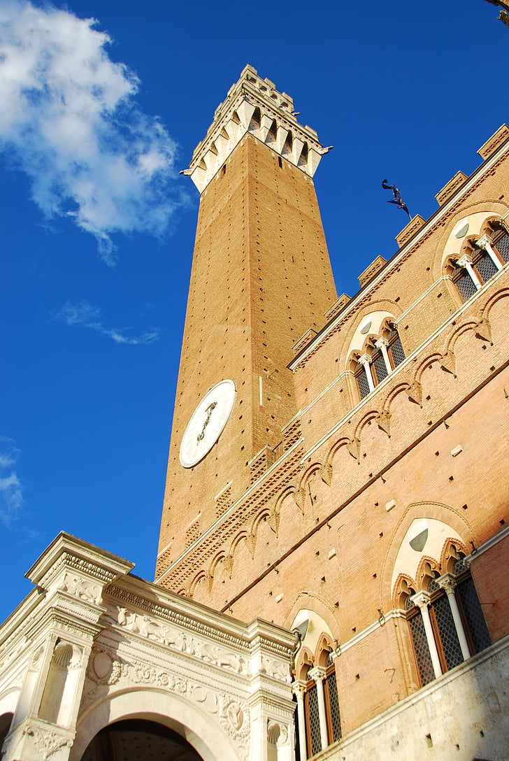 Siena, kwadrat o polu, Wieża je, Torre, Toskania, Włochy, niebo