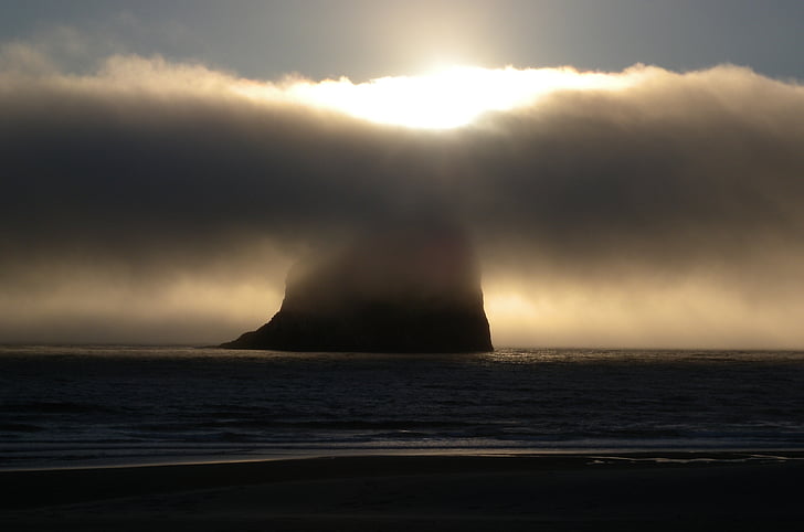 Roche de la botte de foin, côte du Pacifique, Oregon, coucher de soleil, brume, solitude