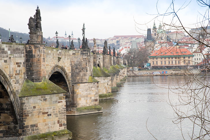 Charles bridge, vatten, Prag