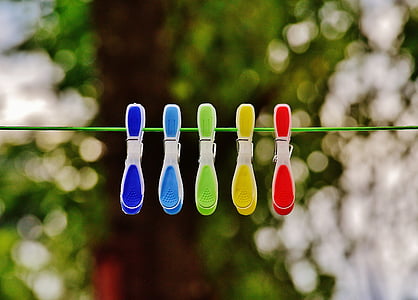 clothespins, dây xích, đầy màu sắc