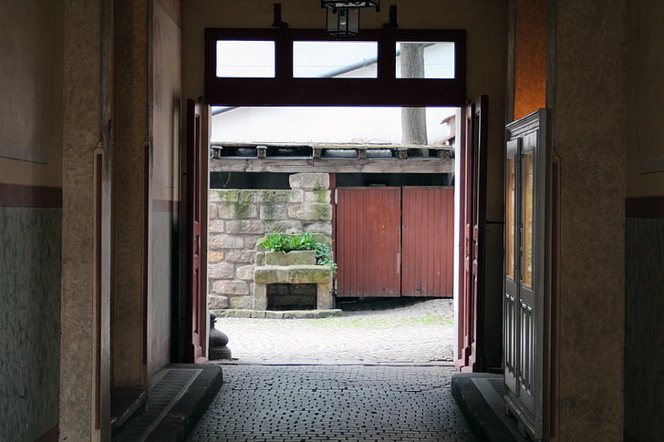 patio trasero, entrada de auto, piedra, pared, puerta de madera, muro de piedra, albañilería