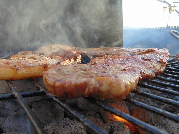 mäso, jedlo, grilovanie, drevené uhlie, gril, bravčové steaky, bravčové mäso