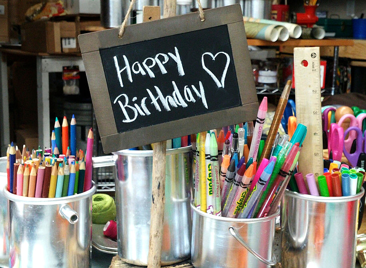 Tableau noir, anniversaire, texte, écrit à la main, célébration, heureux, message d’accueil